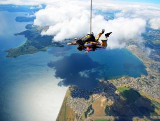 Tandem Skydive over Lake Taupo - 18,500ft (WEEKDAY ONLY)
