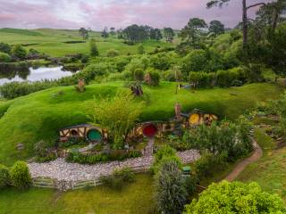 Hobbiton Movie Set & Waitomo Caves Private Tour From Auckland