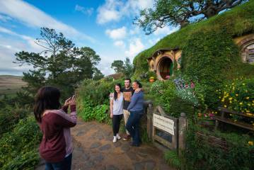 Hobbiton Movie Set & Waitomo Glow Worm Caves Private Tour