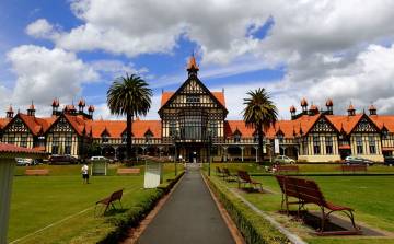 Hobbiton, Waitomo, Rotorua, Taupo & Hamilton Gardens 2-Day Small Group Tour from Auckland