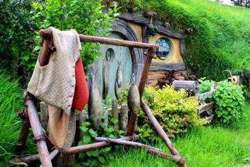 Private 3 Day Tour: Hobbiton, Waitomo Caves, Rotorua Geothermal Valley & Hamilton Gardens