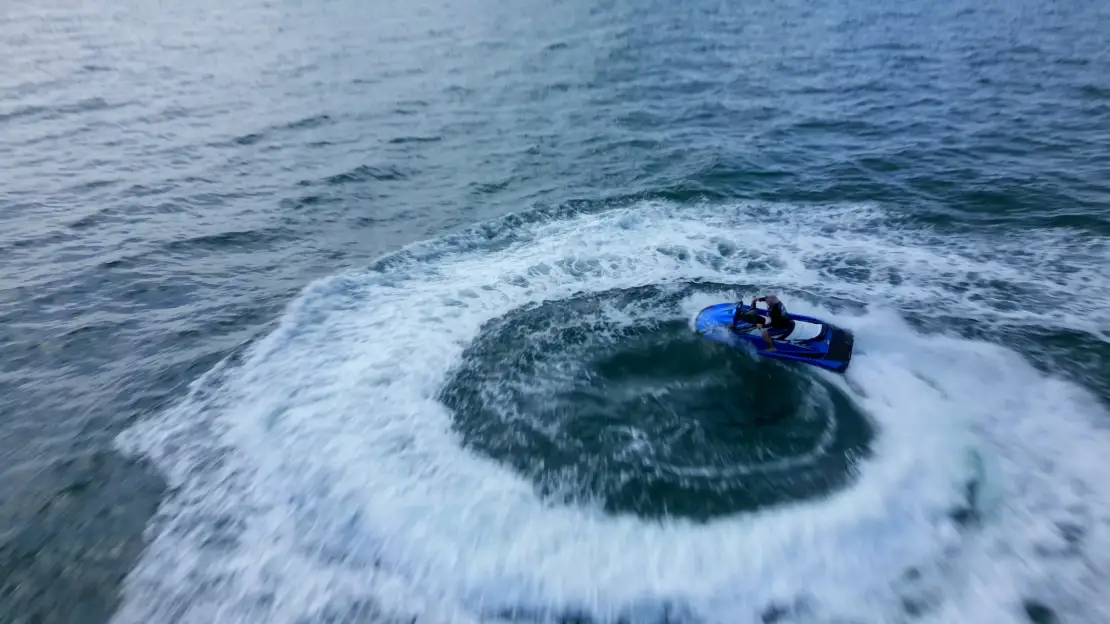 Jet Ski fun - making a dohnut