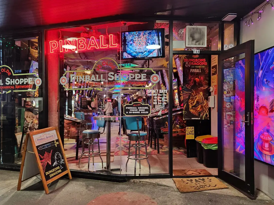 A comfortable lounge is there from where you can see your friends playing