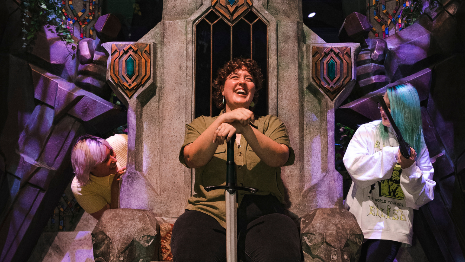 Create your special memory with a photo on the throne