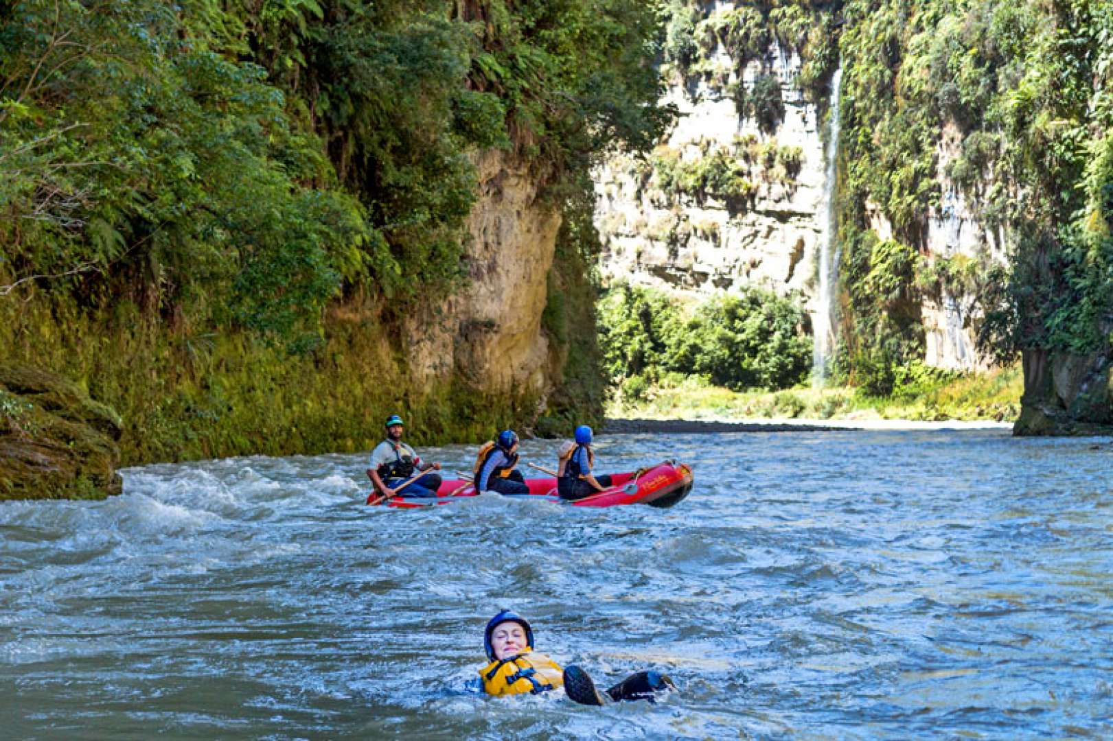 Rafting with over 30 Grade 2 (easy) rapids, the 13 km scenic section of the Rangitikei River